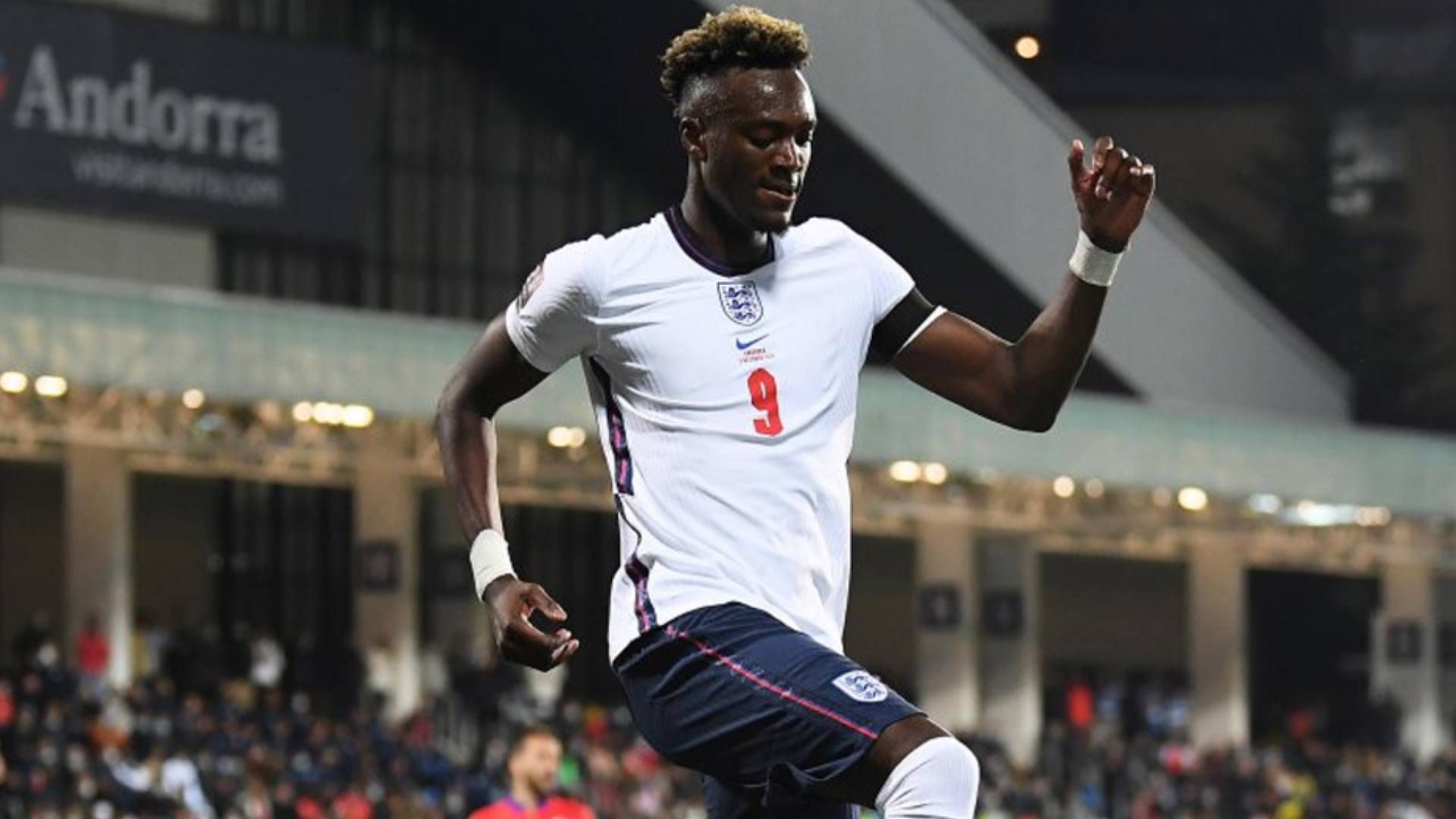 Abraham-con-la-maglia-della-nazionale-inglese