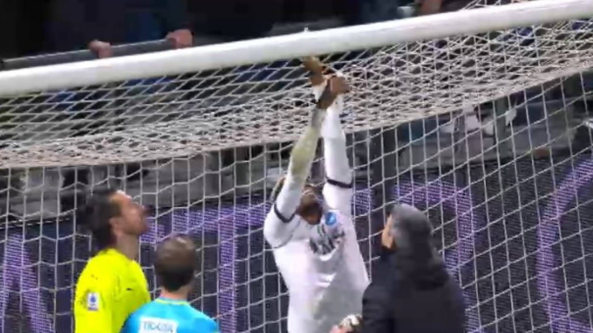 Osimhen-ripara-la-rete