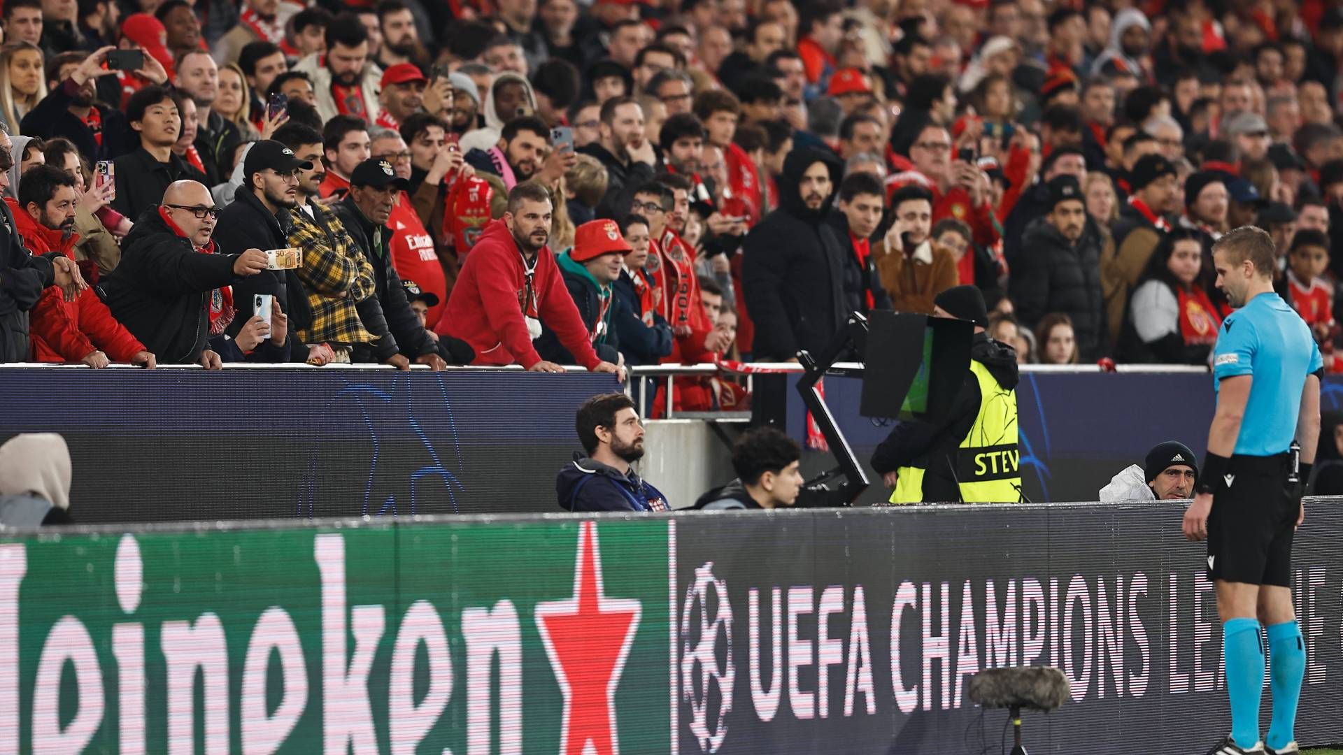 Tifoso-offre-soldi-all-arbitro-in-Champions